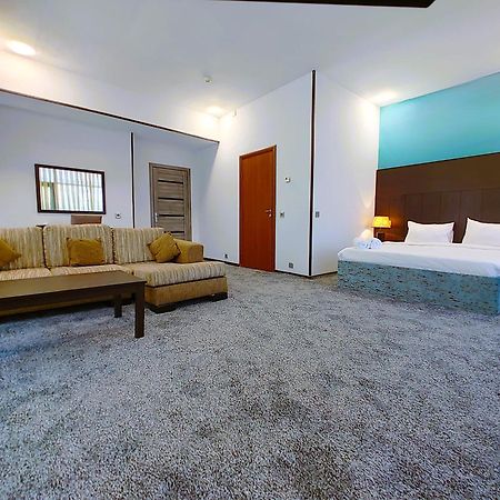 Crossway Hotel Masazir 외부 사진